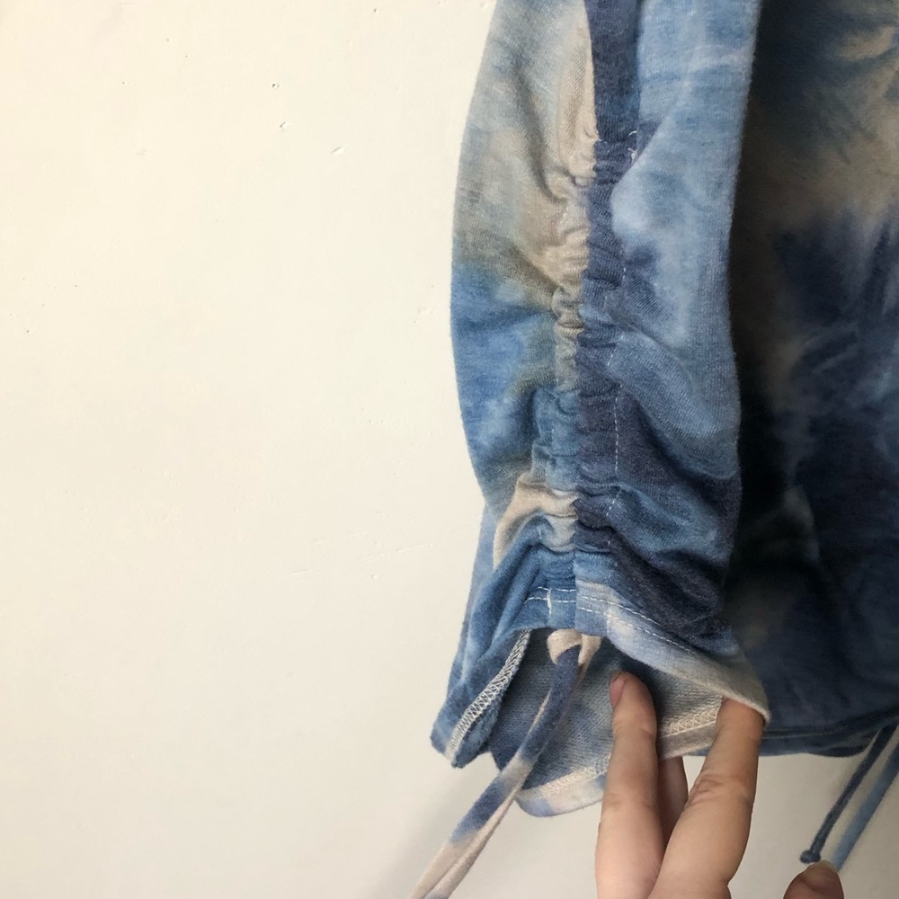 Skönhet Tie-Dye Short Sleeve Top w/ Adjustable Sides - Picture 3 of 5